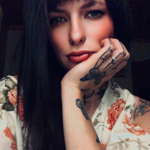 Meet your Posher, Lory - Picture 1 of 1